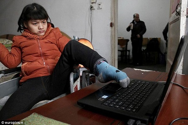 garota com paralisia escreve com pé esquerdo.