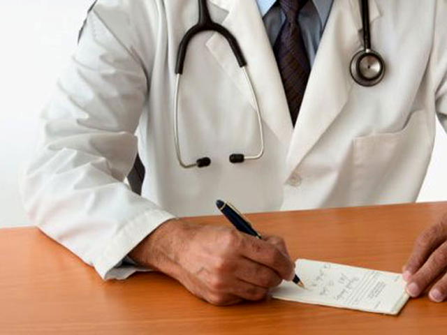Imagem de um médico preenchendo um formulário.