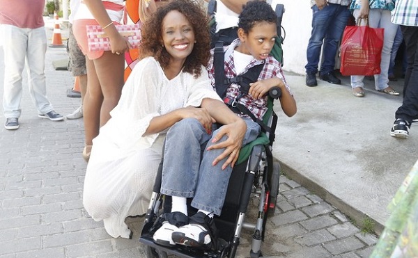 Isabel Fillardis e o filho Jamal (Foto: Agnews/Roberto Filho)