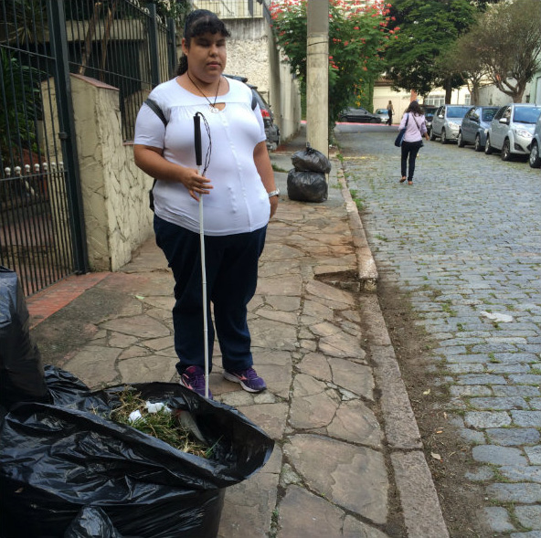 Piso tátil que leva a muro e desnível das calçadas atrapalham deficientes visuais em SP (Crédito: Elaine Freires/CBN)