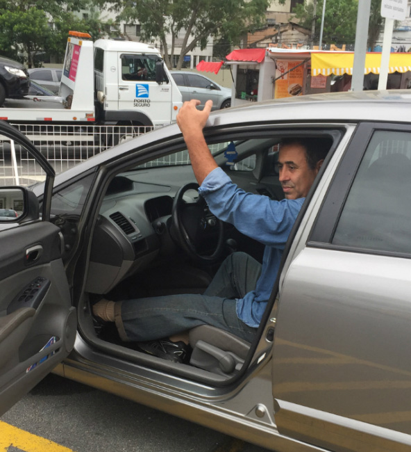 Falta de padronização e desrepeito prejudicam a locomoção de quem depende de vagas de estacionamento especiais (Crédito: Elaine Freires/CBN)