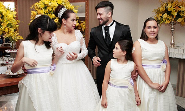 Luana ao lado de sua mãe durante cerimônia de casamento Foto: Rafael Cusato.