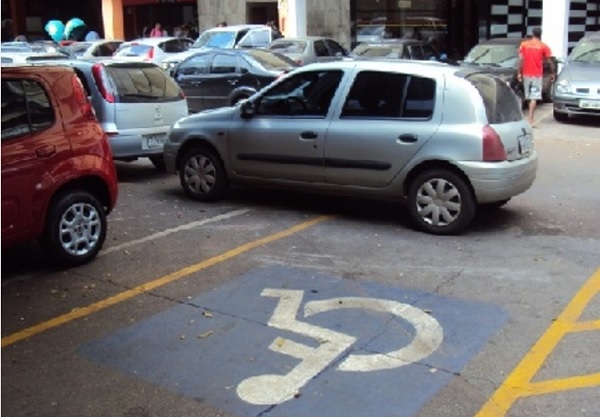 Você já cansou de ver gente que pode andar perfeitamente estacionando em vagas de deficientes? Foto: Chico Monteiro / R7