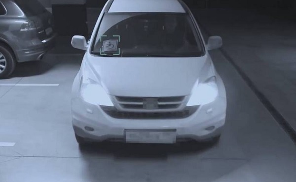 Para fazer isso eles criaram hologramas que aparecem dentro da vaga assim que um motorista espertinho tenta estacionar em lugar indevido Foto: Reprodução/YouTube