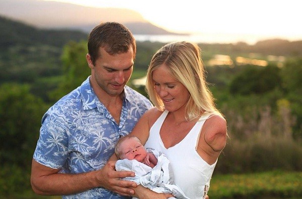 Bethany Hamilton com o filho no colo ao lado do marido | Divulgação