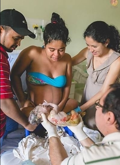 O filho de Lulu, Derick, nasceu no começo de junho. "Me senti realizada. Meu parto foi algo transformador, me senti o maior dos vulcões entrando em erupção: quente e forte", declarou a nova mamãe Elis Freitas Fotografias Leia mais em: http://zip.net/bnrt7H