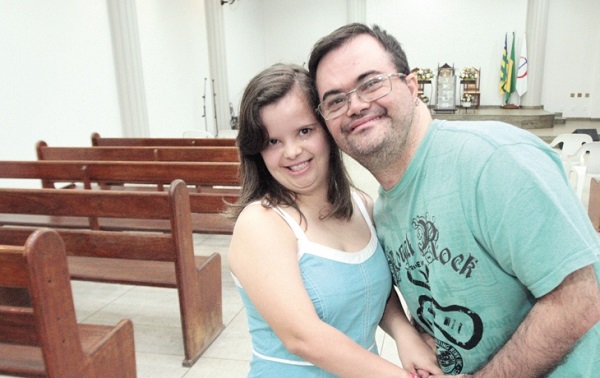 Jordana Silva e Jivago dos Santos, na igreja: amor à primeira vista e com incentivo de toda a família