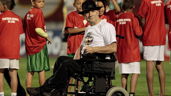 Ex-locutor Osmar Santos recebe homenagem antes da partida entre Portuguesa e Boa Esporte, no Canindé (11/10/2011) MIGUEL SCHINCARIOL/AE/AE