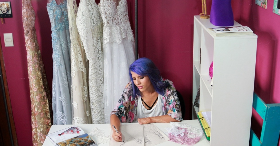 A designer de moda Juliana Pereira dos Santos, 29, em seu ateliê em Goiânia. Em fevereiro de 2014, ela decidiu que queria produzir vestidos de noiva e abriu o ateliê em março, após um curso na Europa. Foto: Arquivo pessoal.