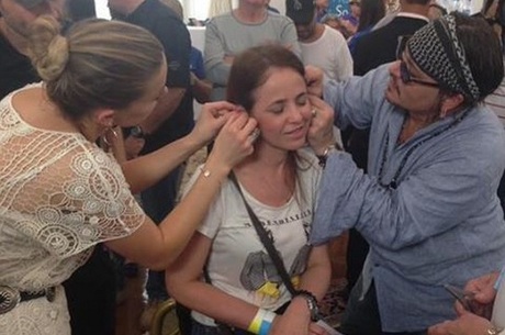 Johnny Depp faz doação de aparelhos auditivos no Brasil Reprodução/Instagram