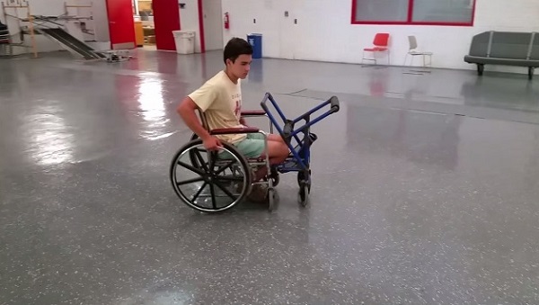 Garoto de 16 anos cria cadeira de rodas especial 