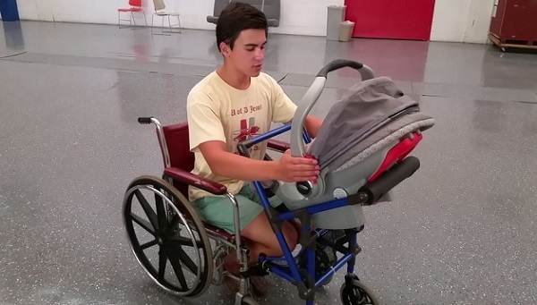 Garoto de 16 anos cria cadeira de rodas especial