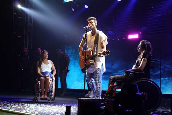 Lucas Lucco dedica música à fãs cadeirantes em show