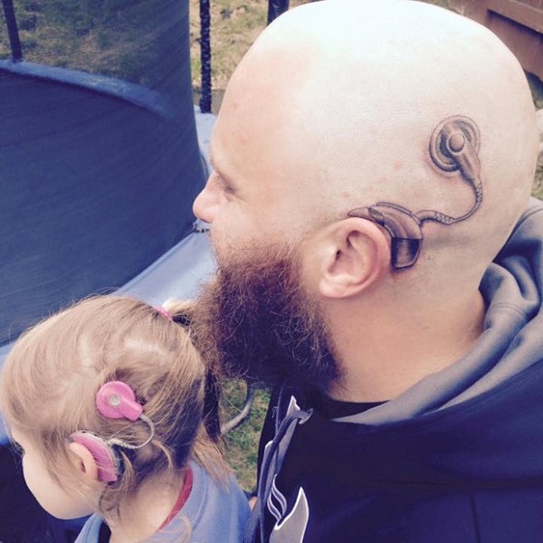 Alistar Campbell tatuou aparelho de audição em homenagem à filha de 6 anos (Foto: Reprodução/Facebok/Anita-Alistair Campbell)