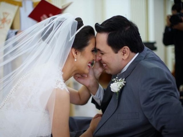 Maria Alice e Frederico no altar. Ela fisioterapeuta, ele paciente, amigo e depois marido. (Foto: Eurides Aoki)