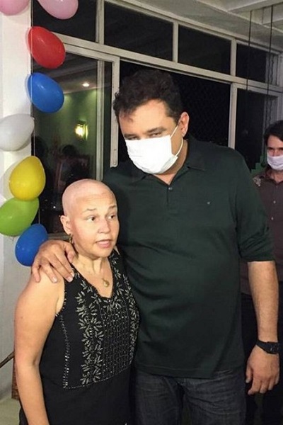 Claudia aparece com a cabeça raspada após transplante Foto: Instagram 