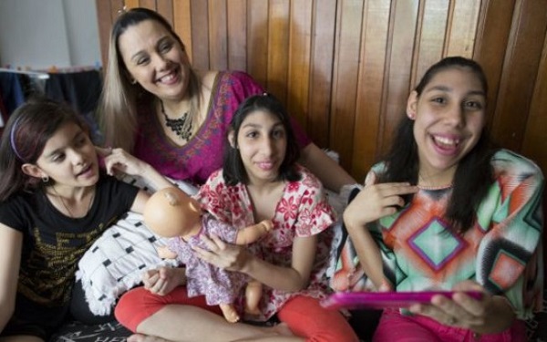  Kelly Problemas genéticos causaram má-formação em duas filhas de Viviane Lima, que hoje são adolescentes (Imagem:BBC/Bruno) 