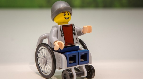 Boneco cadeirante da Lego.