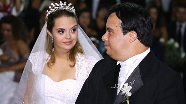 Hosana Gabriela e Dudu, casal com deficiência intelectual.