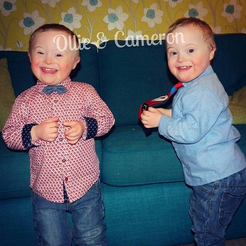 Gêmeos com síndrome de down Ollie e Cameron.