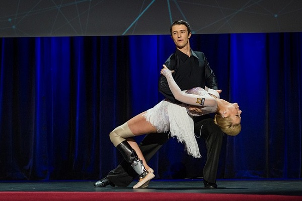Os bailarinos Adrianne Haslet-Davis, com sua perna biônica, e Christian Lightner, se apresentam no TED