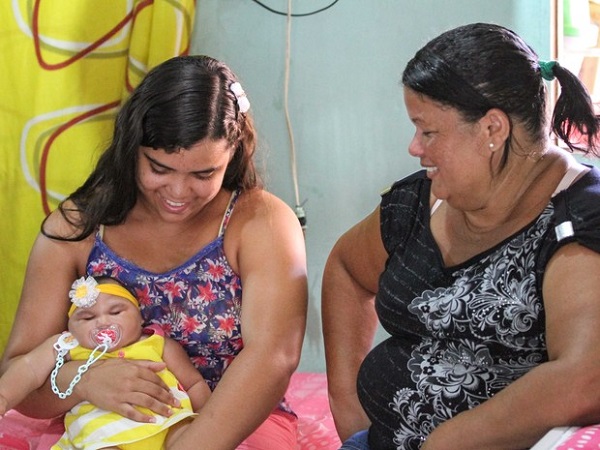 Hoje, a pequena Maria Eduarda não tem só uma mãe, mas duas (Foto: Aldo Carneiro/Pernambuco Press)