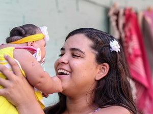 Com apenas 18 anos, Cleane se apaixonou tanto por Duda que resolveu largar os estudos (Foto: Aldo Carneiro/Pernambuco Press) bebê com microcefalia