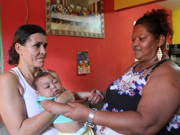 Valéria [direita] divide amor de João Lucas com Neide, mãe biológica do menino (Foto: Aldo Carneiro/Pernambuco Press)