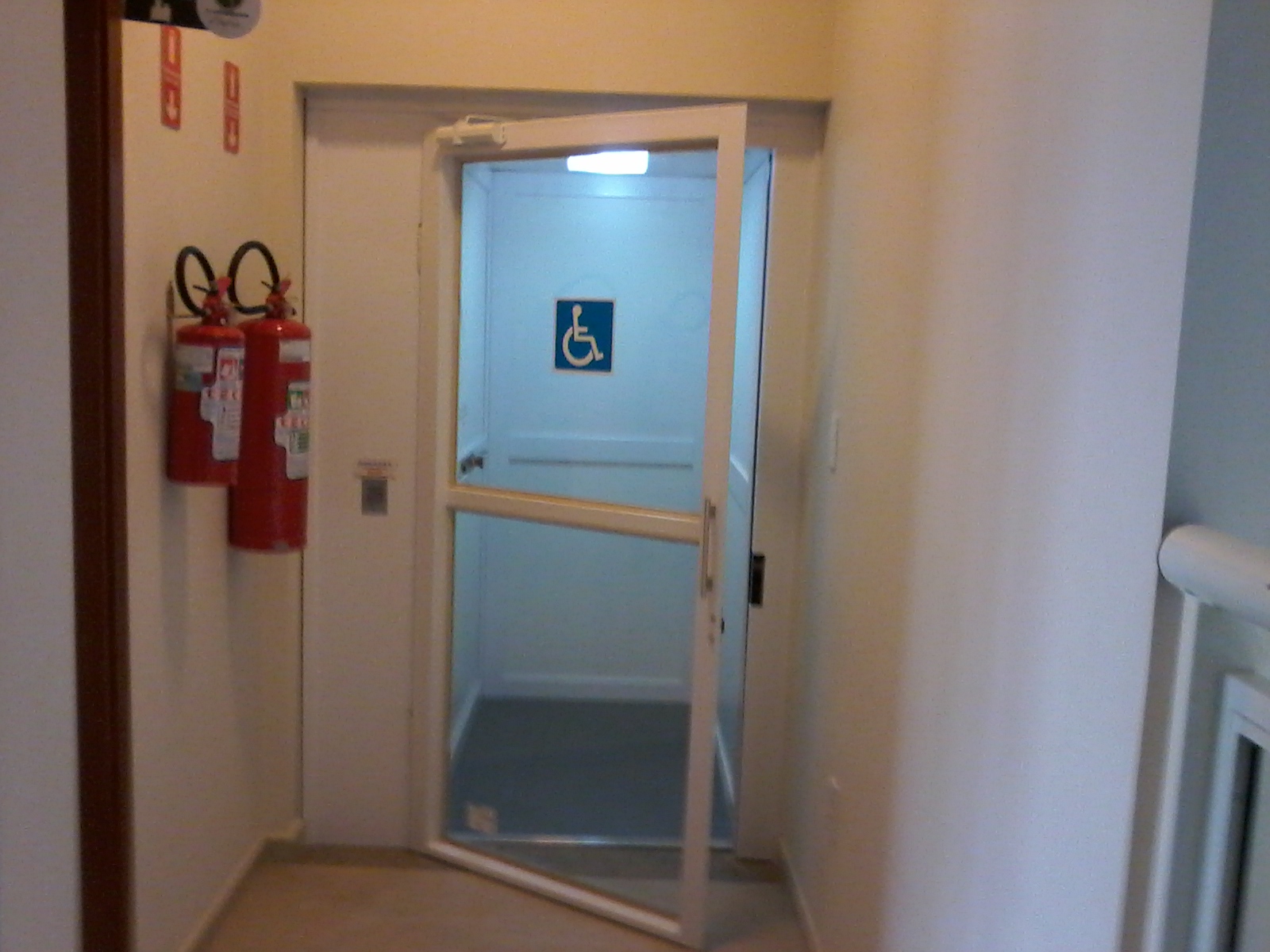 elevador para pessoa com deficiência