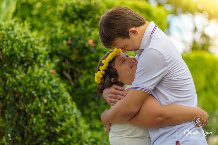 Fotógrafo  registra o amor de casal com síndrome de Down