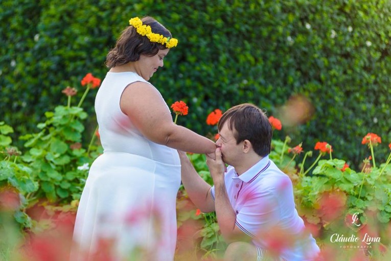 Fotógrafo  registra o amor de casal com síndrome de Down