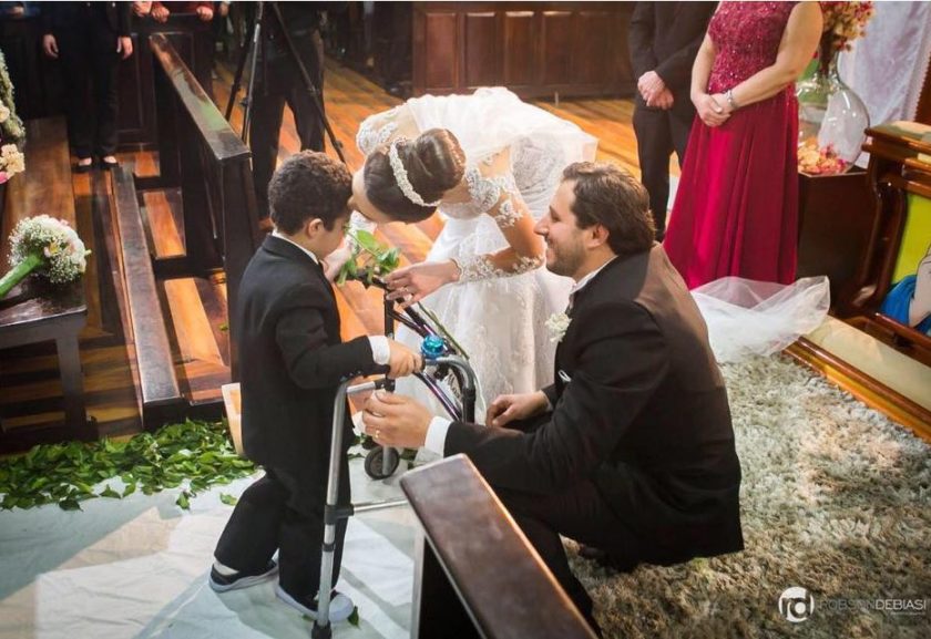 Menino com paralisia cerebral emociona ao entrar em casamento