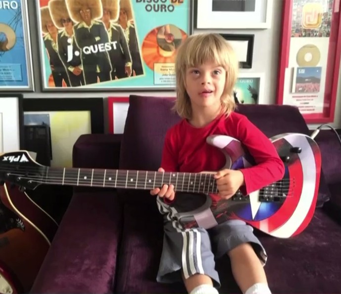 Theo, filho de Marco Tulio, já mostra interesse pela música (Foto: É de Casa / TV Globo)