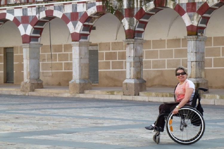 Laura em Badajoz, cidade espanhola de arquitetura moura e medieval, perto da fronteira com Portugal