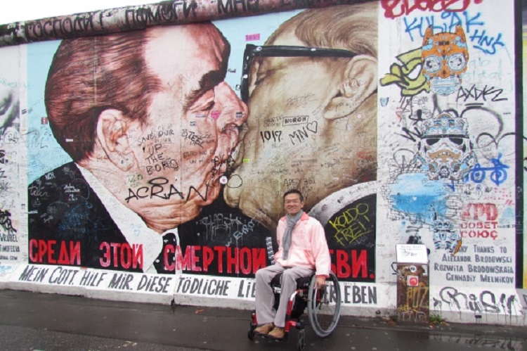 Paulista Ricardo Shimosakai no muro de Berlim, cidade que ele aponta como uma das mais bem adaptadas no mundo