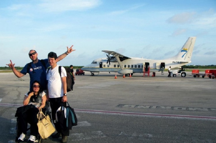 Adriana Buzelin com seus parceiros de mergulho em aeroporto no Caribe
