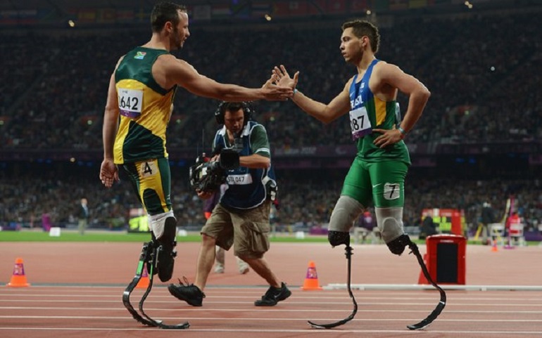 Alan Fonteles e Oscar Pistorius se cumprimentam após final dos 200m. Foto: Gareth Copley/Getty Images