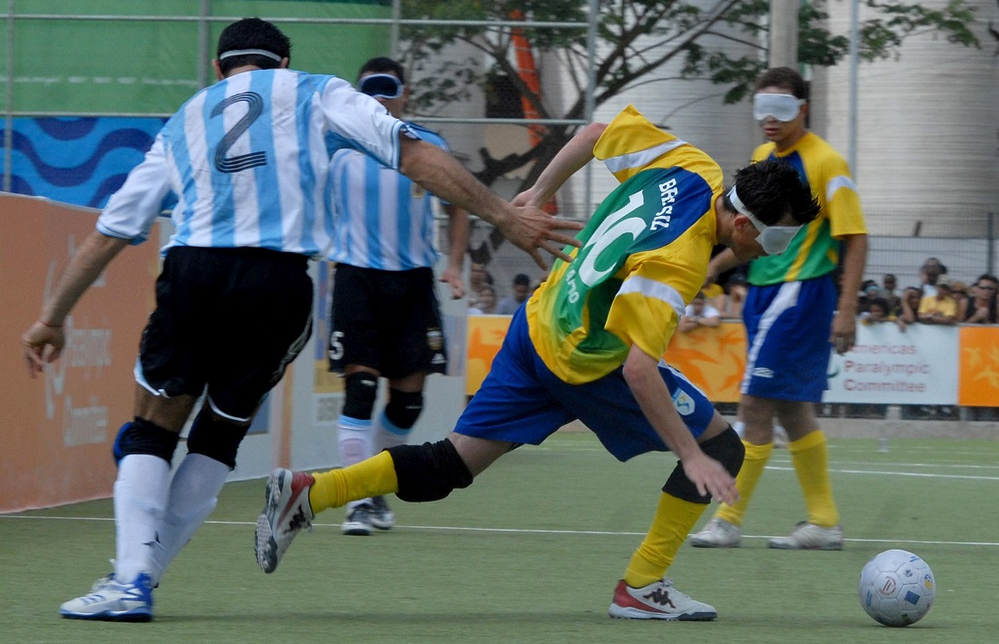 Time do Brasil de futebol de 5 durante uma partida contra a Argentina.( Foto: Marcello Casal Jr./ABr)