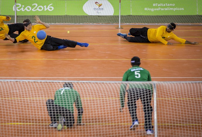 Atletas da seleção participaram de demonstração de goalball na Arena do Futuro (Foto: Marcio Rodrigues/MPIX/CPB)