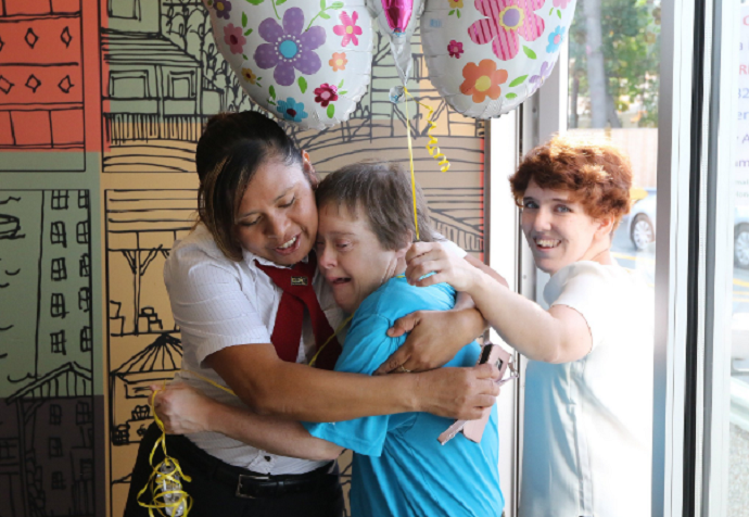 Após 32 anos de trabalho, funcionária do McDonald's com síndrome de Down se aposenta 