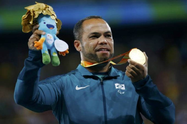 Claudiney Batista leva medalha de ouro no lançamento de disco nos Jogos Paralímpicos da Rio-2016 (Ricardo Moraes/Reuters)