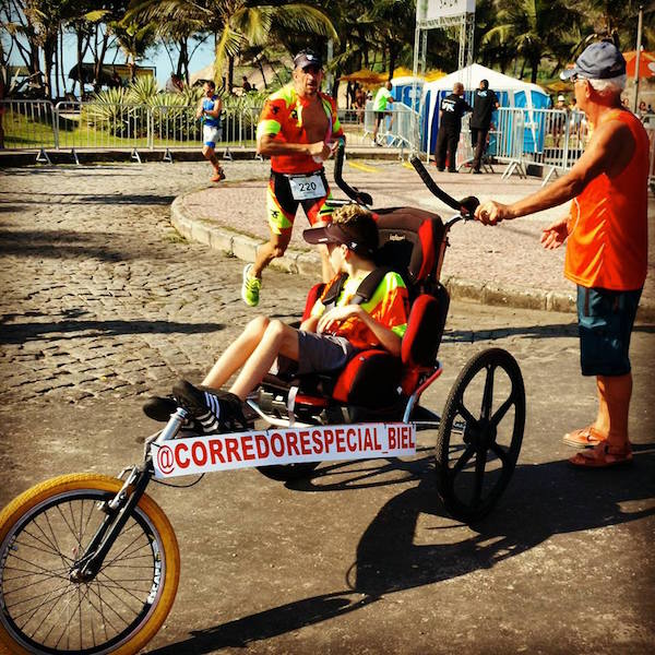 Pai adapta bicicleta para filho com paralisia cerebral sentir o prazer de pedalar