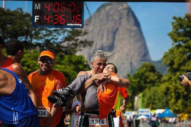 Pai adapta bicicleta para filho com paralisia cerebral sentir o prazer de pedalar