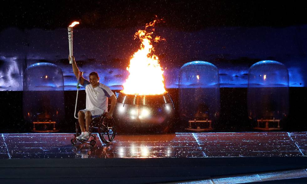 Clodoaldo Silva acende a pira olímpica. MARCELO SAYÃO EFE
