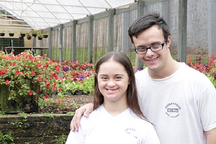 casal com síndrome de down.