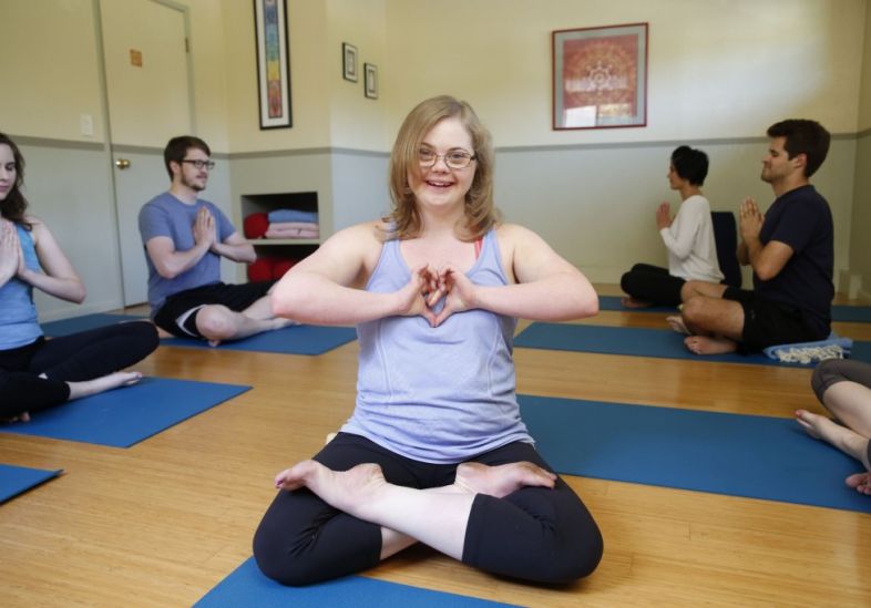Primeira instrutora de yoga com síndrome de down.