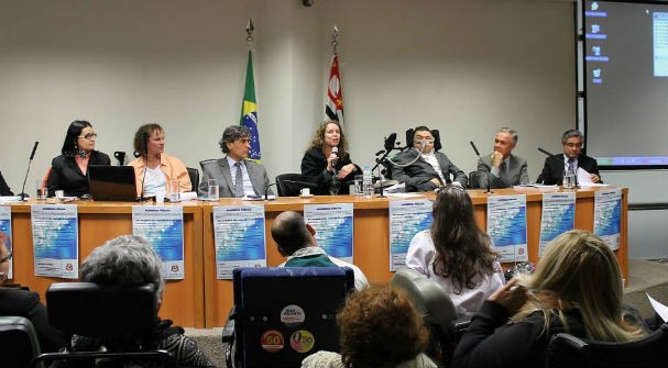 Durante audiência pública para debater o projeto de lei 660 sobre a Síndrome Pós-Pólio e Doenças Neuromusculares.jpg (Foto: Arquivo pessoal)