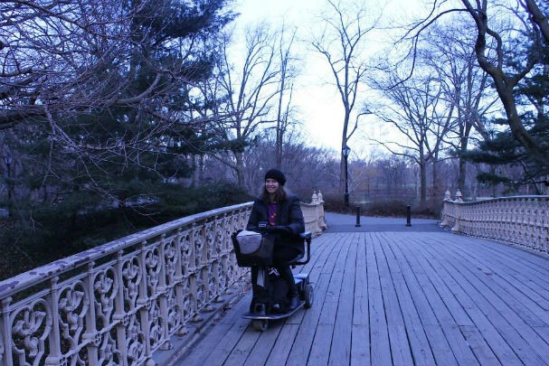 Mila com sua scooter "Julinha", em Nova York (Foto: Arquivo pessoal)