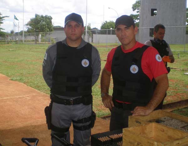 Hélvio Pompilho e um amigo militar antes da ocorrência que o deixou paraplégico (Foto: Hélvio Pompilho/Arquivo Pessoal)