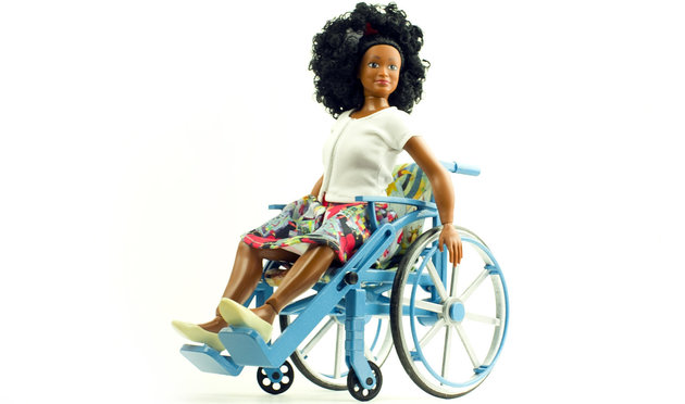 Artista americano cria versão cadeirante da boneca Barbie